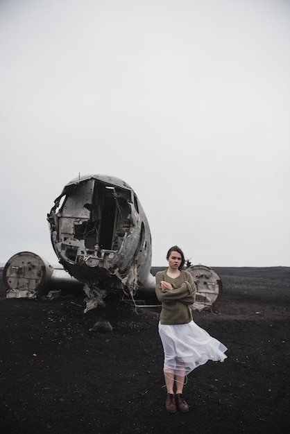 ragazza vicino all'aereo su Solheimasandur in Islanda