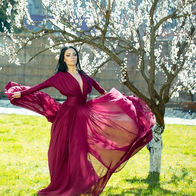 Ragazza vicino all'albero in fiore