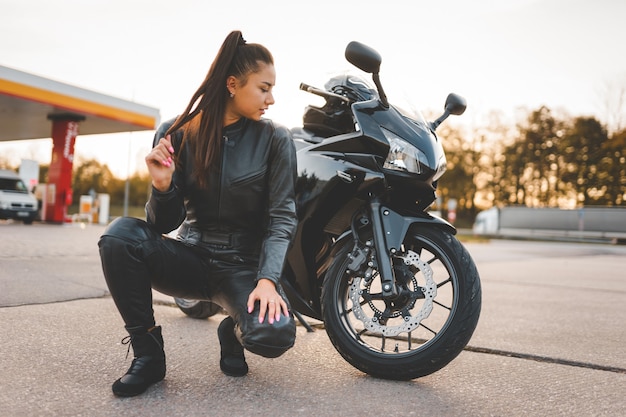 Ragazza vicino alla sua moto