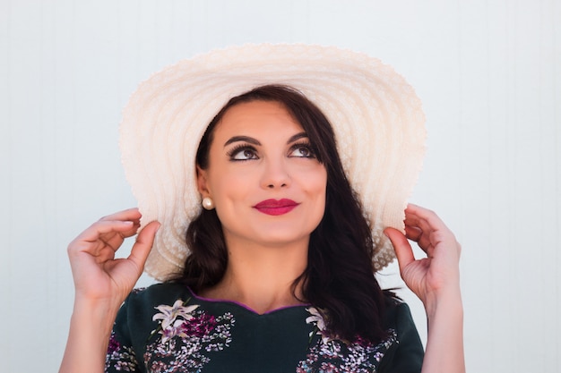 Ragazza vintage con cappello bianco