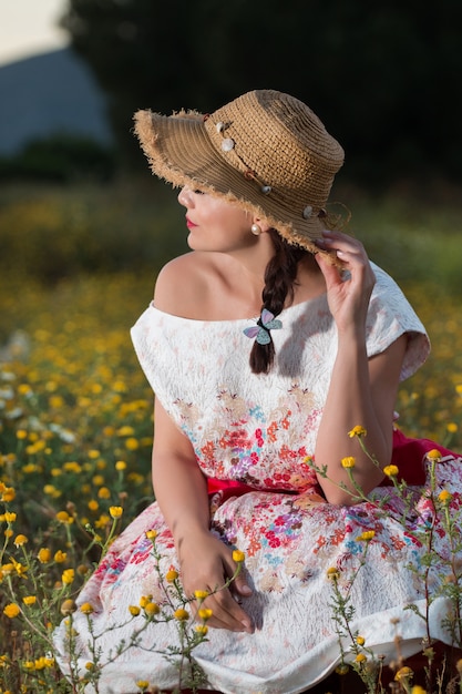 Ragazza vintage in campagna