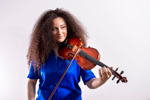 Ragazza violinista afro su sfondo bianco con spazio di copia