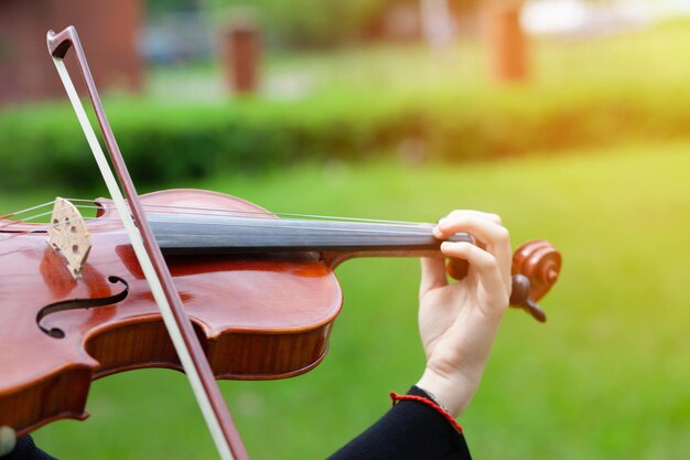 Ragazza violinista che suona il violino nel parco