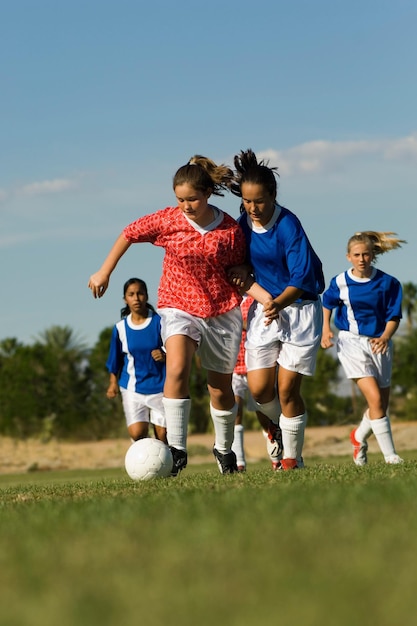 Ragazze adolescenti che giocano a calcio