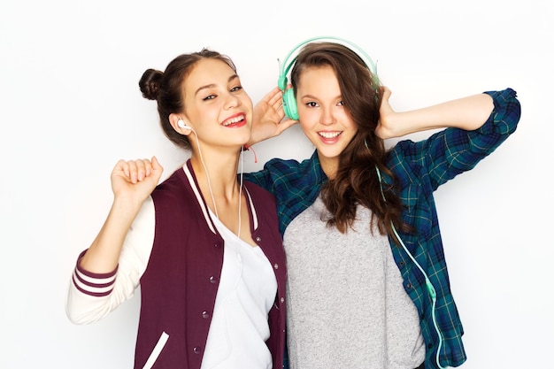 ragazze adolescenti con le cuffie che ascoltano musica