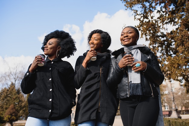 Ragazze afroamericane alla moda che bevono caffè