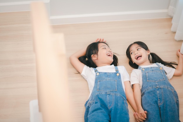 Ragazze asiatiche di pari livello che si divertono sulle scale