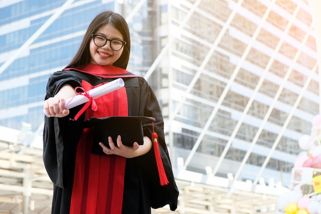 Ragazze asiatiche diplomate e diplomate.