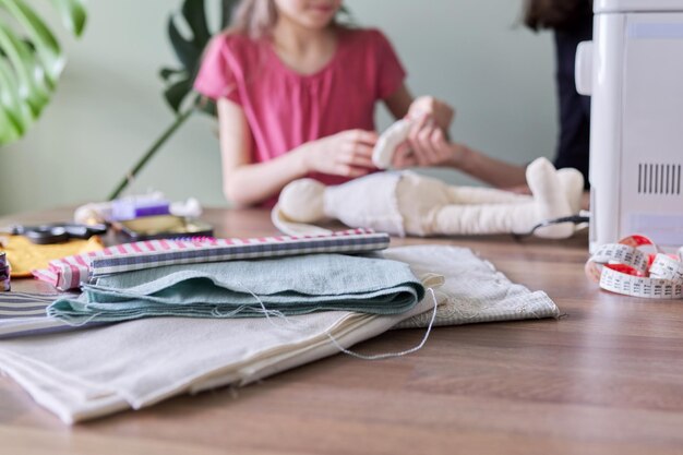 Ragazze, bambini, giocattoli da cucire in casa, fatto a mano, hobby e tempo libero, arte tessile