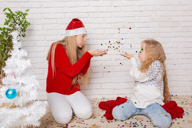 Ragazze carine a casa che si preparano a festeggiare il nuovo anno 2022