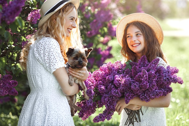 Ragazze carine all'aperto. Belle sorelle insieme. Ragazze allegre.