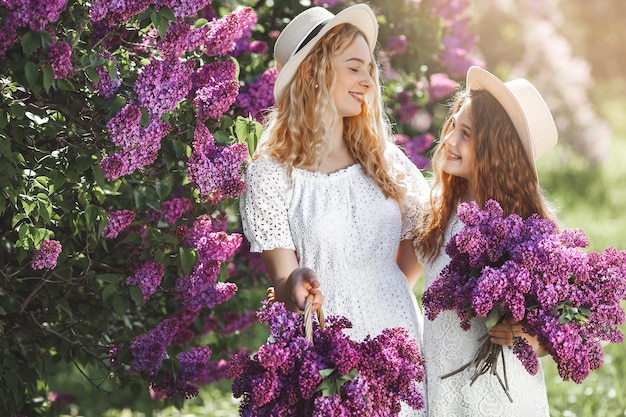 Ragazze carine all'aperto. Belle sorelle insieme. Ragazze allegre.