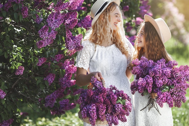 Ragazze carine all'aperto. Belle sorelle insieme. Ragazze allegre.