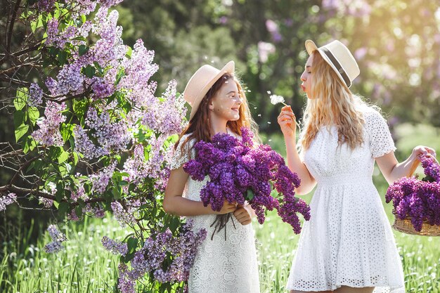 Ragazze carine all'aperto. Belle sorelle insieme. Ragazze allegre.