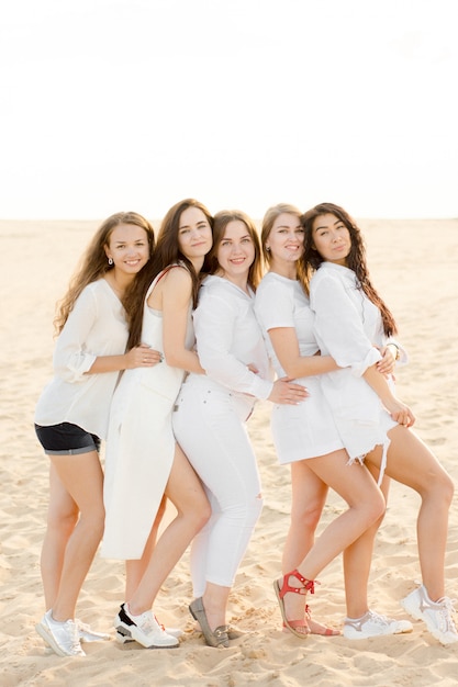 Ragazze che abbracciano su una spiaggia