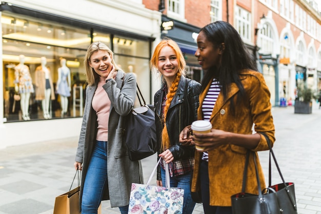 Ragazze che fanno compere e camminano in città