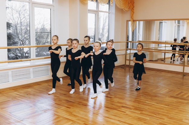 Ragazze che fanno esercizi ginnici o che si esercitano in classe di fitness