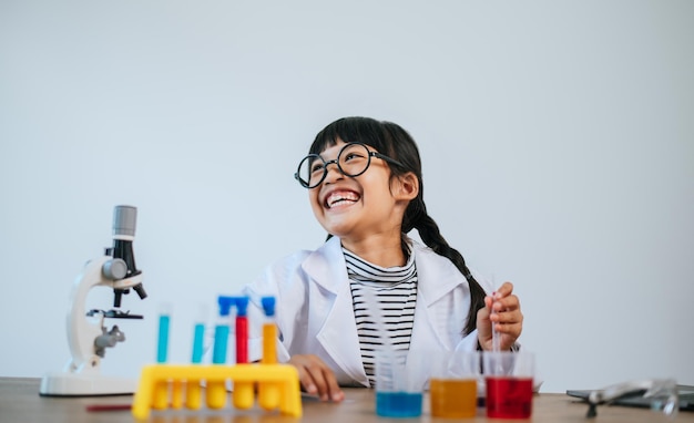 Ragazze che fanno esperimenti scientifici in laboratorio. Messa a fuoco selettiva.