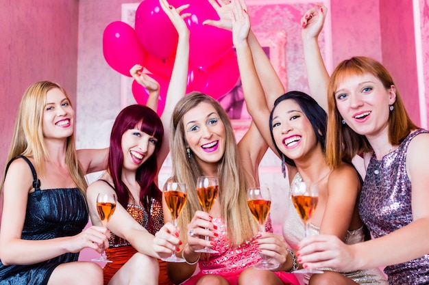 Ragazze che fanno festa in discoteca