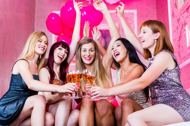 Ragazze che fanno festa in discoteca