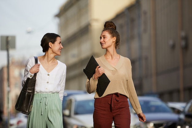 Ragazze che fanno passeggiata