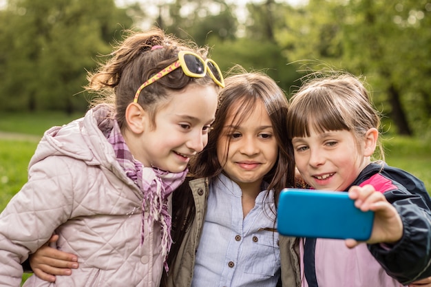 Ragazze che fanno selfie nel parco