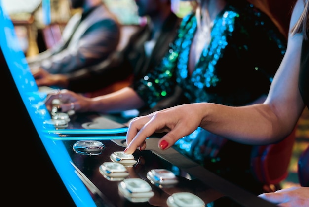 Ragazze che giocano alle slot machine del casinò con luci colorate