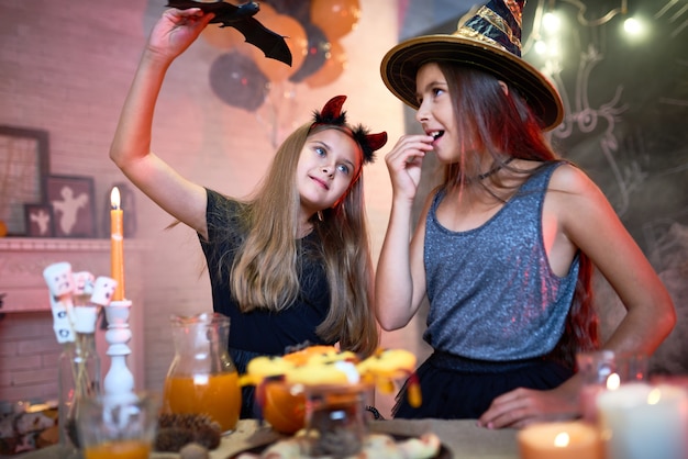 Ragazze che giocano durante la festa di Halloween