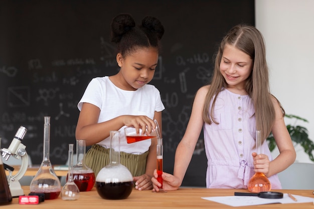 Ragazze che imparano di più sulla chimica in classe