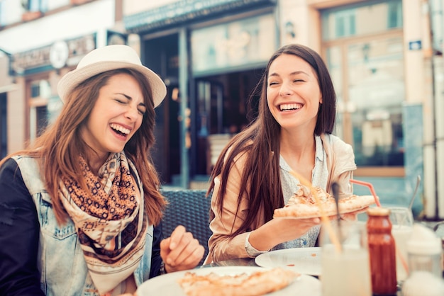 Ragazze che mangiano pizza