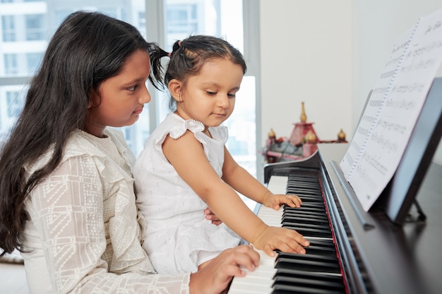 Ragazze che suonano il pianoforte