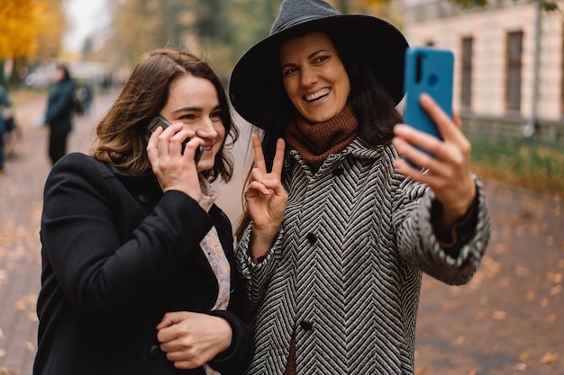 Ragazze che utilizzano il telefono nel parco