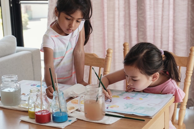 Ragazze che verniciano, educazione homeschool di montessori