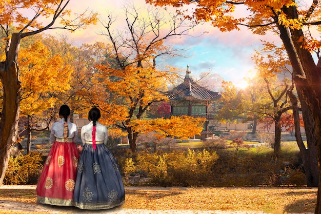 Ragazze con abito nazionale coreano al palazzo Gyeongbokgung