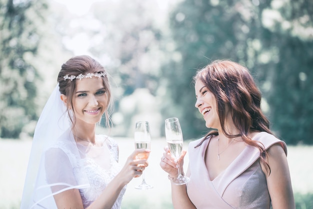 Ragazze con bicchieri di champagne