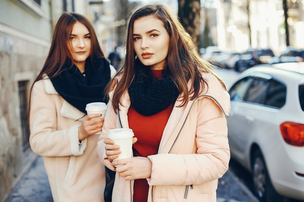 Ragazze con caffè