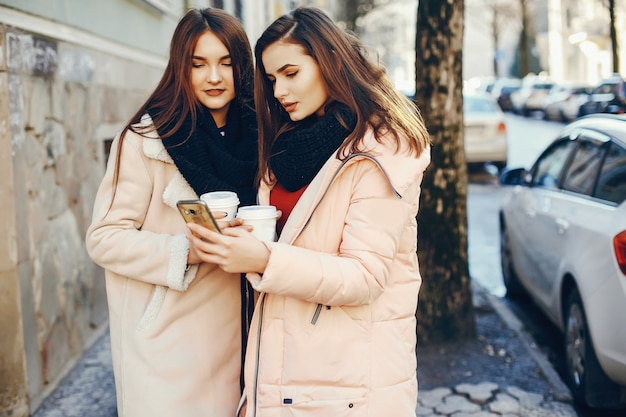 Ragazze con caffè