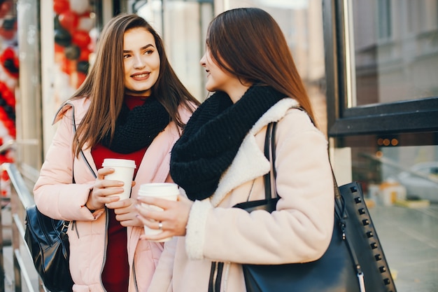 Ragazze con caffè