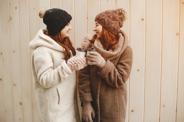 Ragazze con caffè