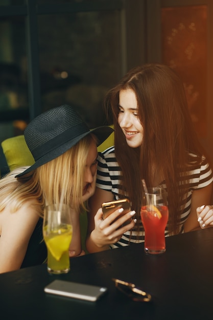 ragazze con cocktail