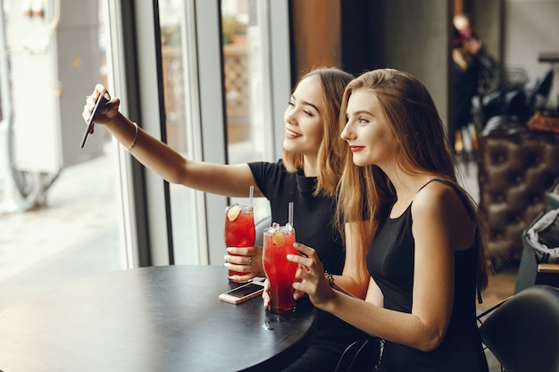 ragazze con cocktail