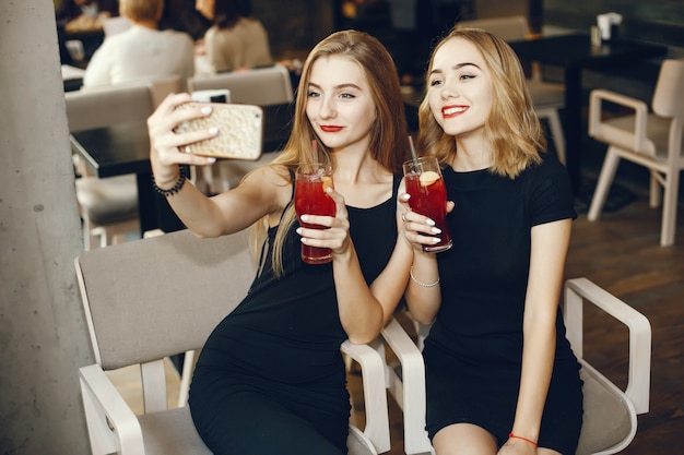 ragazze con cocktail