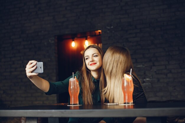 ragazze con cocktail