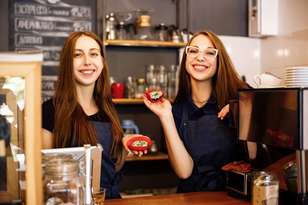 ragazze con in mano ciambelle