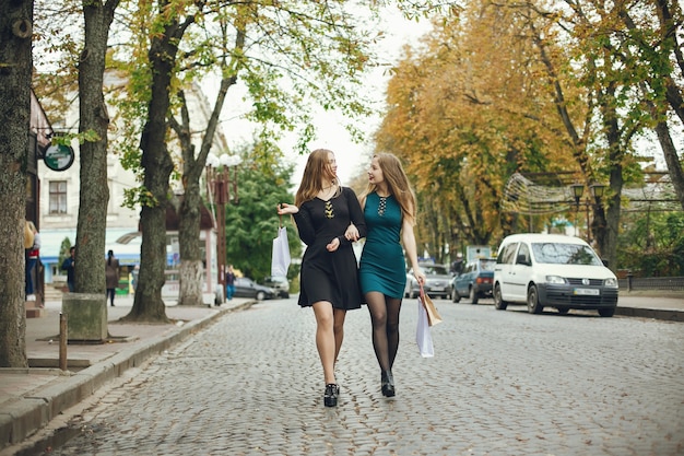 ragazze con pacchetti