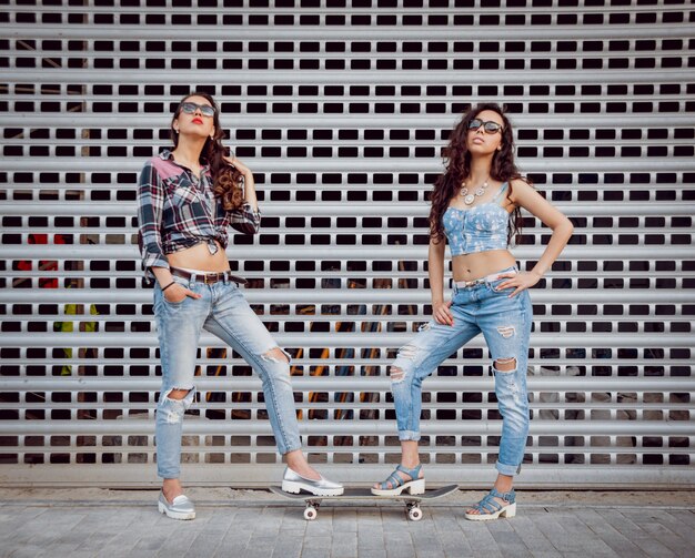 Ragazze con skateboard.