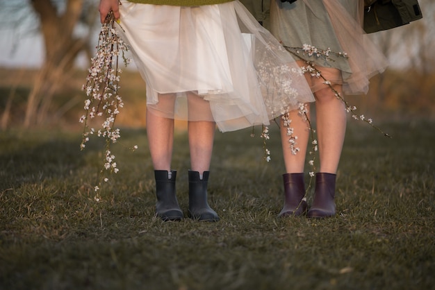 Ragazze con stivali di gomma.