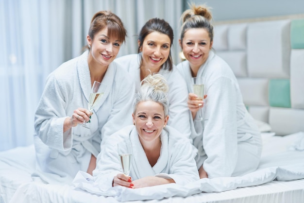 Ragazze con vino alla spa party in hotel