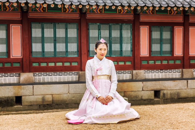 Ragazze coreane in hanboks stanno camminando attraverso un bellissimo parco.