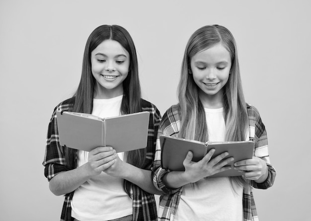 Ragazze degli amici delle scuole superiori con il taccuino tornano a scuola gli adolescenti pronti a studiare